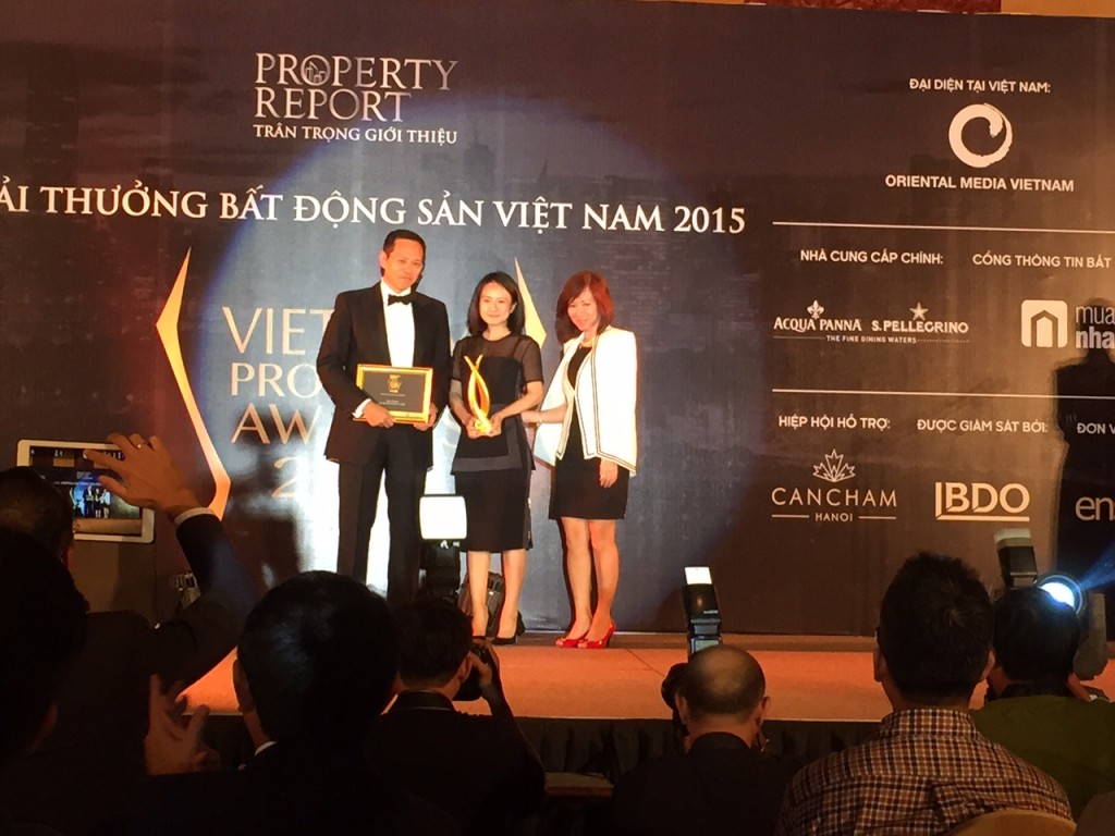 Mr. Jonathan Cheng, Executive Chairman and Co-founder of Jen Capital and Ms. Đào Thụy Phương Thảo - representative of Partner (Tuan Chau Group) received the Award together.