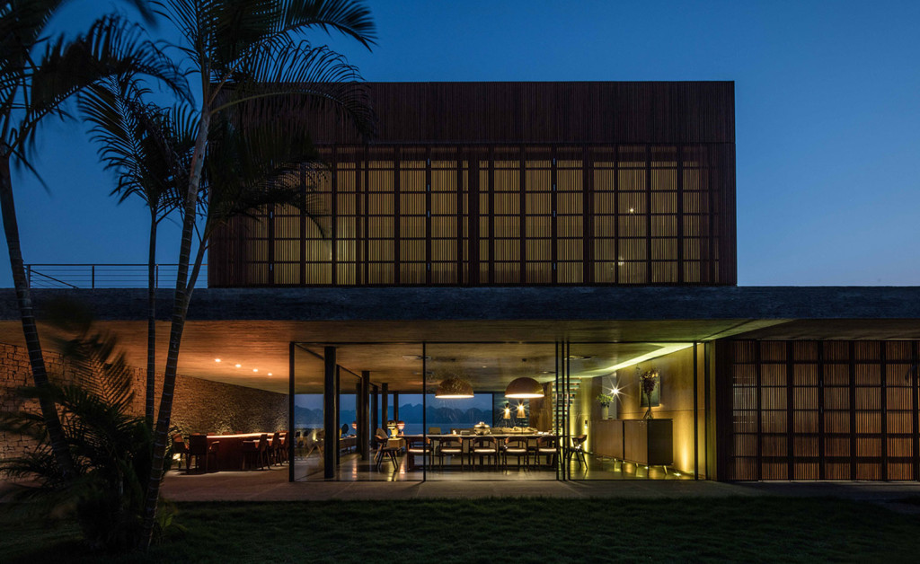 A fully-equipped outdoor grill and kitchenette allow al fresco dining.